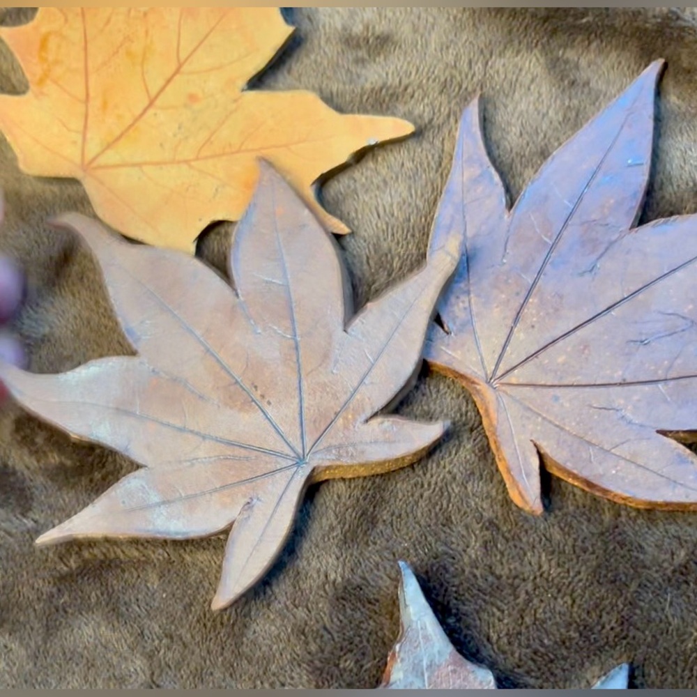HAND CRAFTED POTTERY LEAF MAGNET